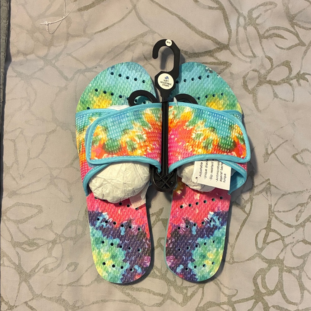 NWT! Showaflop slides with tie dye pattern